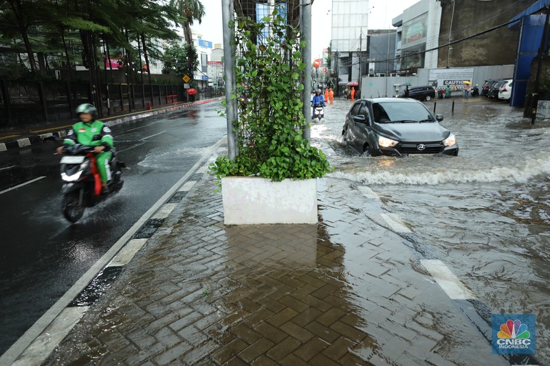 Kendaraan melewati banjir di lampu merah Fatmawati, Jakarta, Kamis (30/10/2025). (CNBC Indonesia/Tri Susilo)
