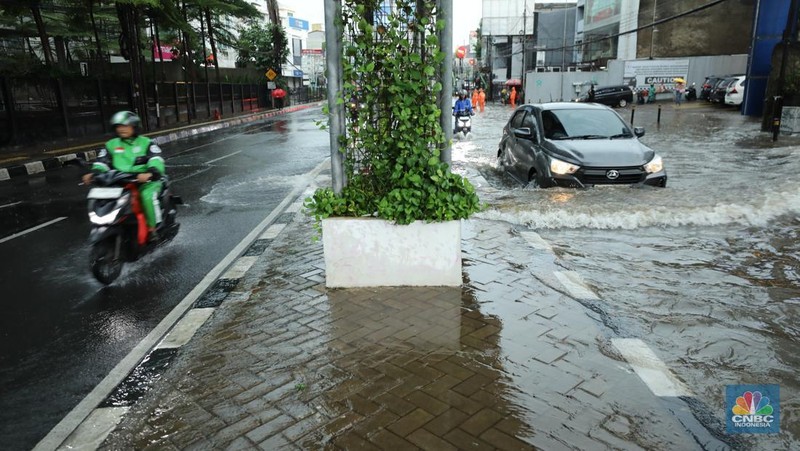 Kendaraan melewati banjir di lampu merah Fatmawati, Jakarta, Kamis (30/10/2025). Kendaraan melewati banjir di lampu merah Fatmawati, Jakarta, Kamis (30/10/2025). (CNBC Indonesia/Tri Susilo)