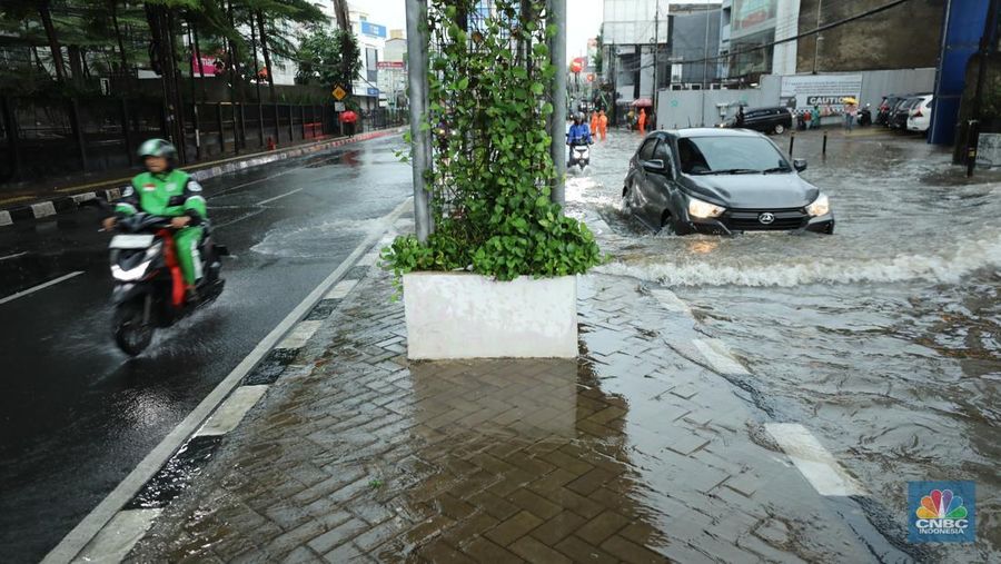 Kendaraan melewati banjir di lampu merah Fatmawati, Jakarta, Kamis (30/10/2025). Kendaraan melewati banjir di lampu merah Fatmawati, Jakarta, Kamis (30/10/2025). (CNBC Indonesia/Tri Susilo)
