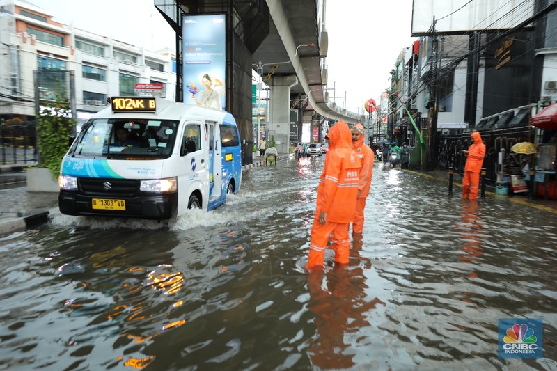 Kendaraan melewati banjir di lampu merah Fatmawati, Jakarta, Kamis (30/10/2025). (CNBC Indonesia/Tri Susilo)