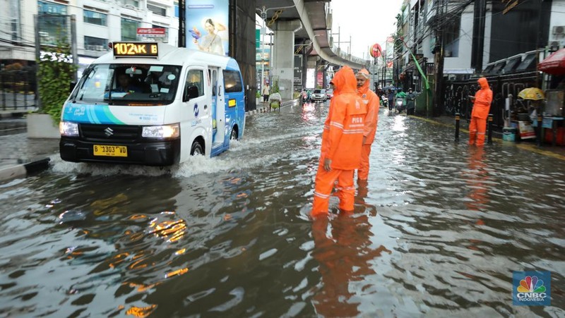 Kendaraan melewati banjir di lampu merah Fatmawati, Jakarta, Kamis (30/10/2025). Kendaraan melewati banjir di lampu merah Fatmawati, Jakarta, Kamis (30/10/2025). (CNBC Indonesia/Tri Susilo)