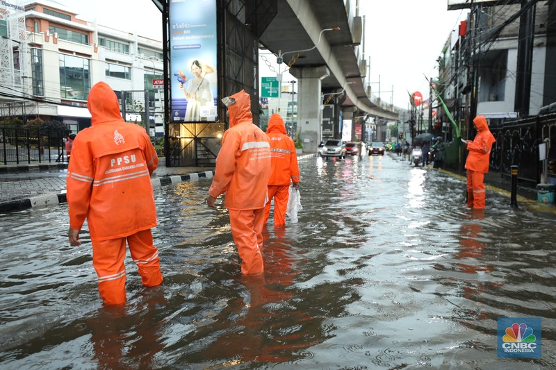 Kendaraan melewati banjir di lampu merah Fatmawati, Jakarta, Kamis (30/10/2025). (CNBC Indonesia/Tri Susilo)