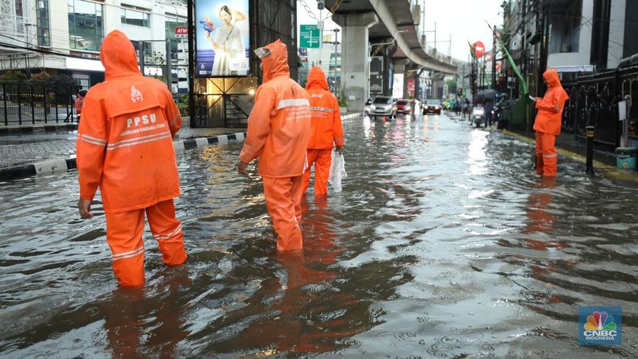 Kendaraan melewati banjir di lampu merah Fatmawati, Jakarta, Kamis (30/10/2025). Kendaraan melewati banjir di lampu merah Fatmawati, Jakarta, Kamis (30/10/2025). (CNBC Indonesia/Tri Susilo)