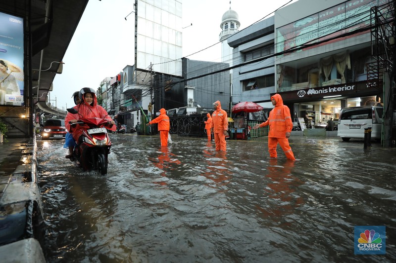 Kendaraan melewati banjir di lampu merah Fatmawati, Jakarta, Kamis (30/10/2025). (CNBC Indonesia/Tri Susilo)