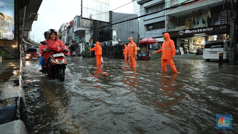 Kendaraan melewati banjir di lampu merah Fatmawati, Jakarta, Kamis (30/10/2025). Kendaraan melewati banjir di lampu merah Fatmawati, Jakarta, Kamis (30/10/2025). (CNBC Indonesia/Tri Susilo)