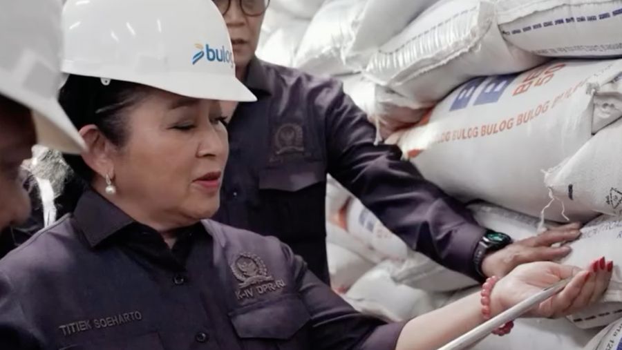Ketua Komisi IV DPR RI, Siti Hediati Hariyadi atau dikenal dengan Titiek Soeharto meninjau Gudang Bulog Batubulan Gianyar. Melihat ketersediaan stok dan kwalitas beras yg ada digudang. (Instagram/titieksoeharto)