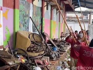 Ancaman Denda Rp 50 Juta bagi Warga Buang Kasur-Sofa ke Sungai Surabaya