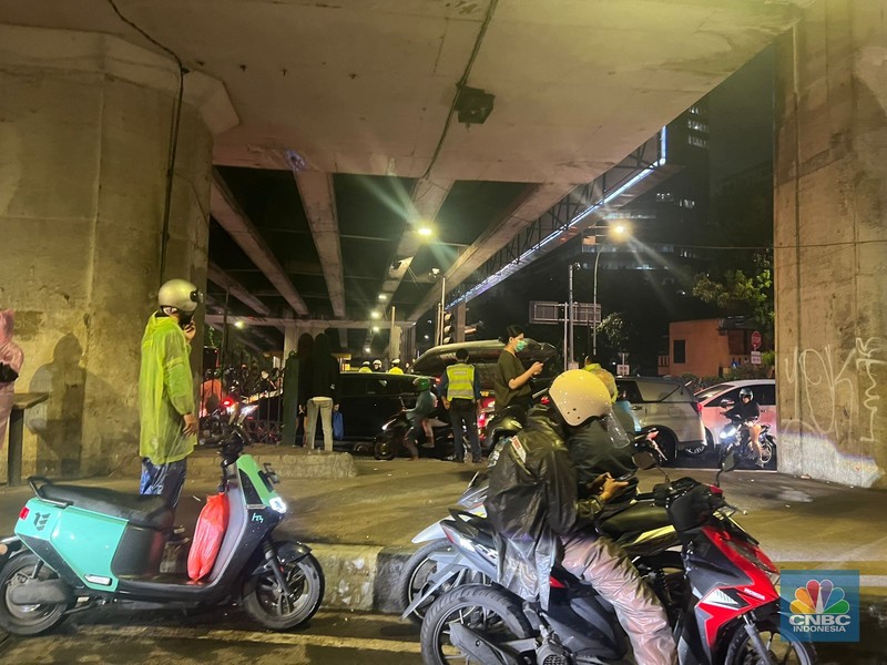 Macet parah di Perempatan Jl. Mampang, Jakarta Selatan, Kamis (30/10/2025) sekitar pukul 19.30 WIB. Macet parah di Perempatan Jl. Mampang, Jakarta Selatan, Kamis (30/10/2025) sekitar pukul 19.30 WIB. (CNBC Indonesia/Wahyu Daniel)