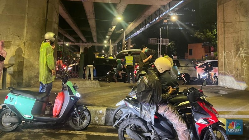 Macet parah di Perempatan Jl. Mampang, Jakarta Selatan, Kamis (30/10/2025) sekitar pukul 19.30 WIB. Macet parah di Perempatan Jl. Mampang, Jakarta Selatan, Kamis (30/10/2025) sekitar pukul 19.30 WIB. (CNBC Indonesia/Wahyu Daniel)