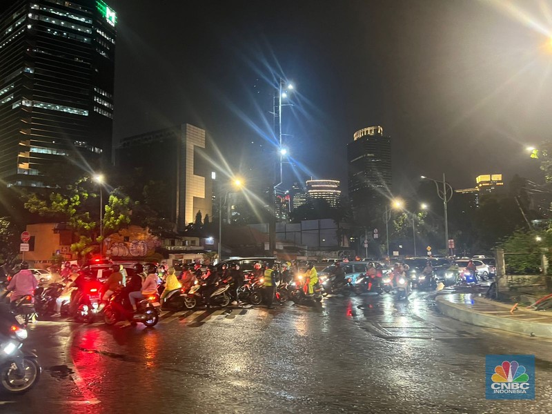 Macet parah di Perempatan Jl. Mampang, Jakarta Selatan, Kamis (30/10/2025) sekitar pukul 19.30 WIB. Macet parah di Perempatan Jl. Mampang, Jakarta Selatan, Kamis (30/10/2025) sekitar pukul 19.30 WIB. (CNBC Indonesia/Wahyu Daniel)