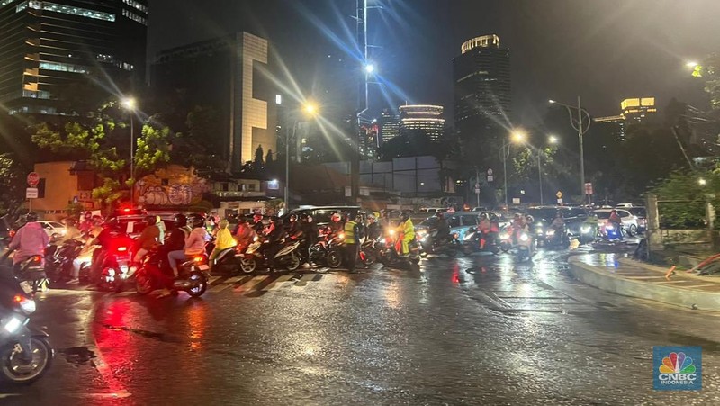 Macet parah di Perempatan Jl. Mampang, Jakarta Selatan, Kamis (30/10/2025) sekitar pukul 19.30 WIB. Macet parah di Perempatan Jl. Mampang, Jakarta Selatan, Kamis (30/10/2025) sekitar pukul 19.30 WIB. (CNBC Indonesia/Wahyu Daniel)
