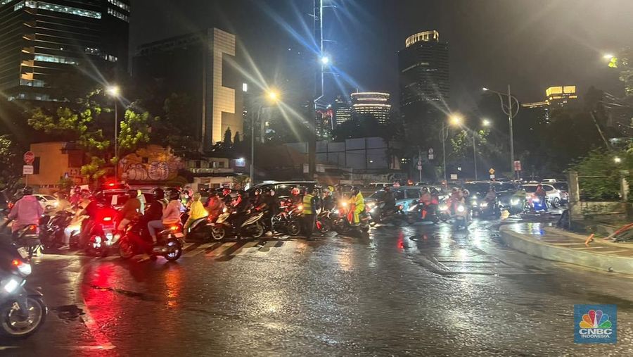 Macet parah di Perempatan Jl. Mampang, Jakarta Selatan, Kamis (30/10/2025) sekitar pukul 19.30 WIB. Macet parah di Perempatan Jl. Mampang, Jakarta Selatan, Kamis (30/10/2025) sekitar pukul 19.30 WIB. (CNBC Indonesia/Wahyu Daniel)
