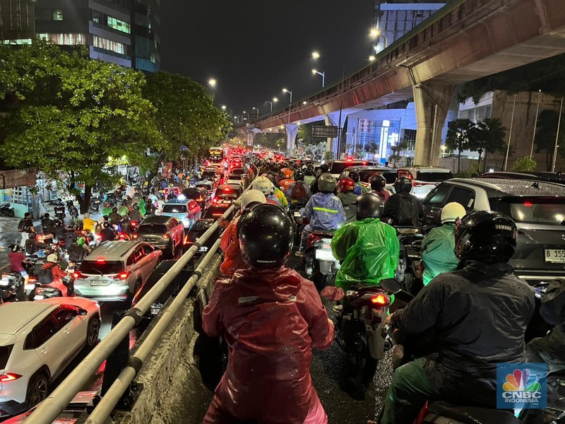 Macet parah di Perempatan Jl. Mampang, Jakarta Selatan, Kamis (30/10/2025) sekitar pukul 19.30 WIB. Macet parah di Perempatan Jl. Mampang, Jakarta Selatan, Kamis (30/10/2025) sekitar pukul 19.30 WIB. (CNBC Indonesia/Wahyu Daniel)
