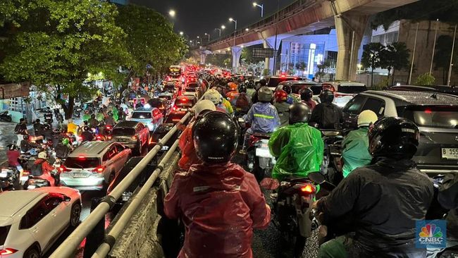 Horor! Imbas Hujan Deras, Jakarta Macet Parah di Mana-Mana Malam Ini