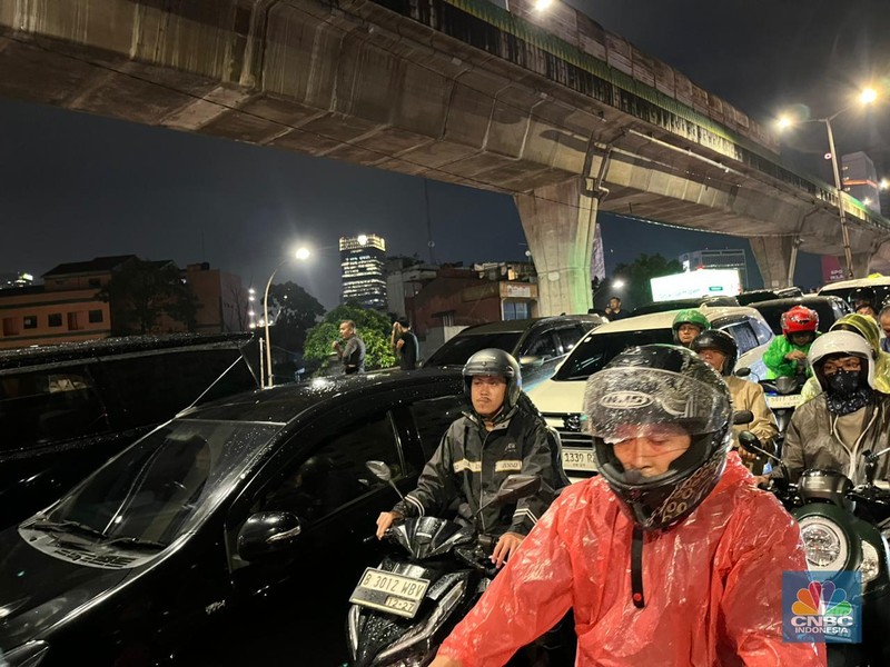 Macet parah di Perempatan Jl. Mampang, Jakarta Selatan, Kamis (30/10/2025) sekitar pukul 19.30 WIB. Macet parah di Perempatan Jl. Mampang, Jakarta Selatan, Kamis (30/10/2025) sekitar pukul 19.30 WIB. (CNBC Indonesia/Wahyu Daniel)