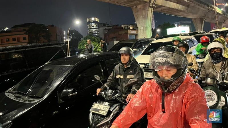 Macet parah di Perempatan Jl. Mampang, Jakarta Selatan, Kamis (30/10/2025) sekitar pukul 19.30 WIB. Macet parah di Perempatan Jl. Mampang, Jakarta Selatan, Kamis (30/10/2025) sekitar pukul 19.30 WIB. (CNBC Indonesia/Wahyu Daniel)
