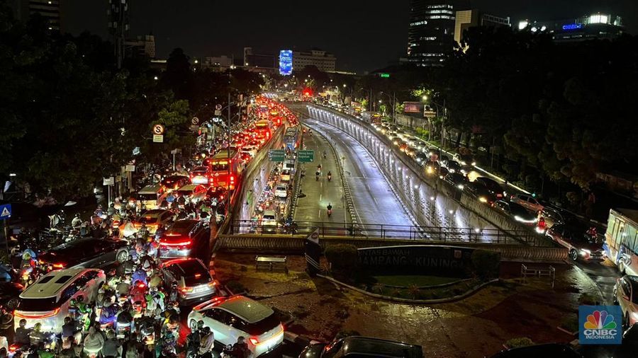 Macet parah di Perempatan Jl. Mampang, Jakarta Selatan, Kamis (30/10/2025) sekitar pukul 19.30 WIB. Macet parah di Perempatan Jl. Mampang, Jakarta Selatan, Kamis (30/10/2025) sekitar pukul 19.30 WIB. (CNBC Indonesia/Wahyu Daniel)