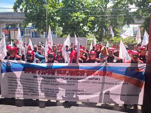 Serikat Pekerja Demo di Kantor Disnaker Makassar, Tuntut UMK 2026 Naik 10,5%