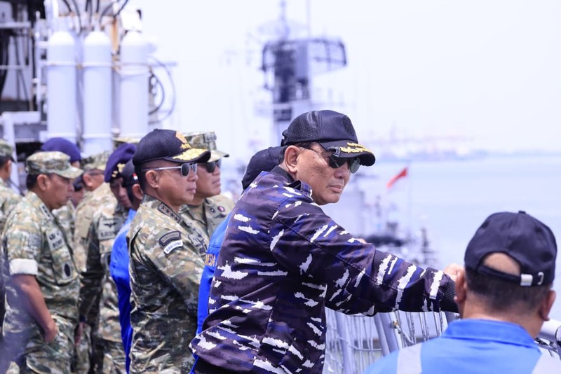 Menteri Pertahanan Republik Indonesia Sjafrie Sjamsoeddin menyaksikan langsung peluncuran dan uji coba penembakan torpedo Kapal Selam Otonomous (KSOT) di Koarmada II, Surabaya, pada Kamis (30/10/2025). Menteri Pertahanan Republik Indonesia Sjafrie Sjamsoeddin menyaksikan langsung peluncuran dan uji coba penembakan torpedo Kapal Selam Otonomous (KSOT) di Koarmada II, Surabaya, pada Kamis (30/10/2025). (Dok. Biro Infohan Setjen Kemhan)