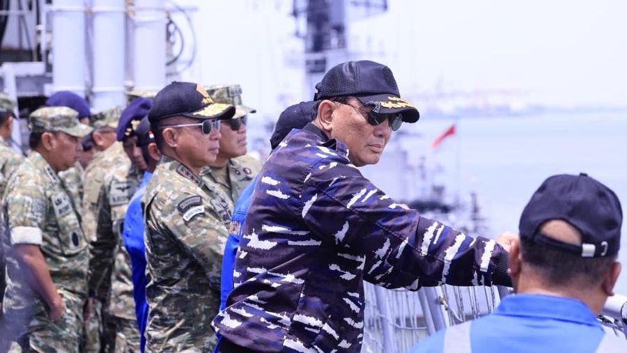 Menteri Pertahanan Republik Indonesia Sjafrie Sjamsoeddin menyaksikan langsung peluncuran dan uji coba penembakan torpedo Kapal Selam Otonomous (KSOT) di Koarmada II, Surabaya, pada Kamis (30/10/2025). Menteri Pertahanan Republik Indonesia Sjafrie Sjamsoeddin menyaksikan langsung peluncuran dan uji coba penembakan torpedo Kapal Selam Otonomous (KSOT) di Koarmada II, Surabaya, pada Kamis (30/10/2025). (Dok. Biro Infohan Setjen Kemhan)