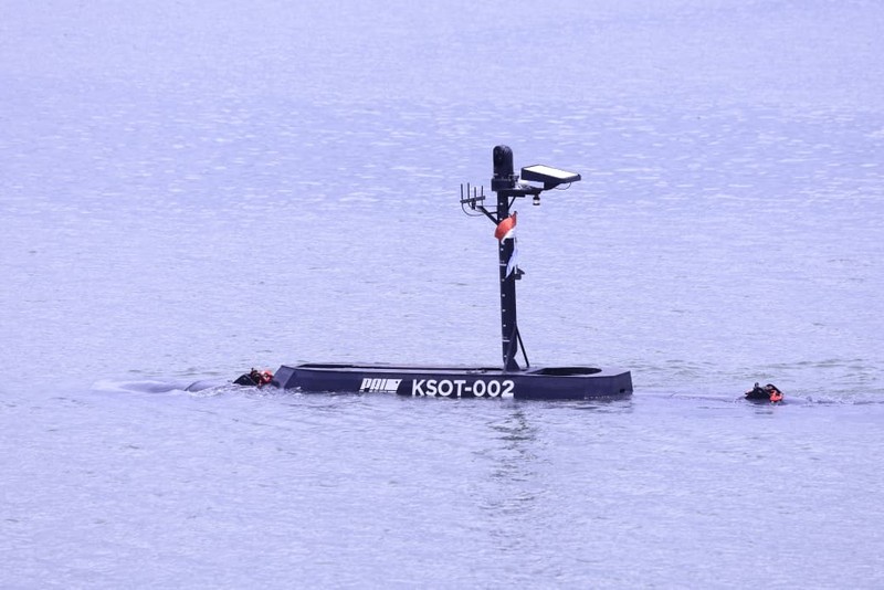 Menteri Pertahanan Republik Indonesia Sjafrie Sjamsoeddin menyaksikan langsung peluncuran dan uji coba penembakan torpedo Kapal Selam Otonomous (KSOT) di Koarmada II, Surabaya, pada Kamis (30/10/2025). Menteri Pertahanan Republik Indonesia Sjafrie Sjamsoeddin menyaksikan langsung peluncuran dan uji coba penembakan torpedo Kapal Selam Otonomous (KSOT) di Koarmada II, Surabaya, pada Kamis (30/10/2025). (Dok. Biro Infohan Setjen Kemhan)