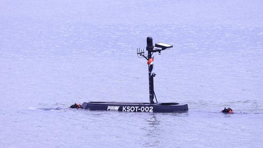 Menteri Pertahanan Republik Indonesia Sjafrie Sjamsoeddin menyaksikan langsung peluncuran dan uji coba penembakan torpedo Kapal Selam Otonomous (KSOT) di Koarmada II, Surabaya, pada Kamis (30/10/2025). Menteri Pertahanan Republik Indonesia Sjafrie Sjamsoeddin menyaksikan langsung peluncuran dan uji coba penembakan torpedo Kapal Selam Otonomous (KSOT) di Koarmada II, Surabaya, pada Kamis (30/10/2025). (Dok. Biro Infohan Setjen Kemhan)