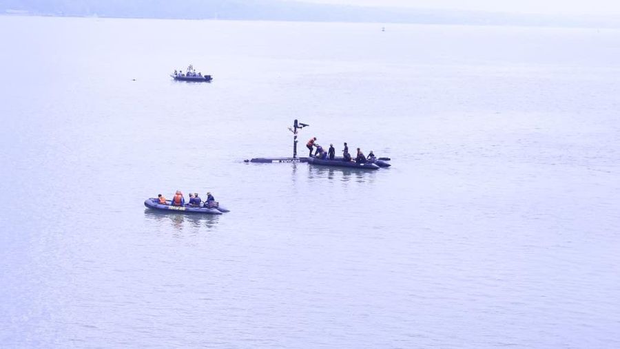 Menteri Pertahanan Republik Indonesia Sjafrie Sjamsoeddin menyaksikan langsung peluncuran dan uji coba penembakan torpedo Kapal Selam Otonomous (KSOT) di Koarmada II, Surabaya, pada Kamis (30/10/2025). Menteri Pertahanan Republik Indonesia Sjafrie Sjamsoeddin menyaksikan langsung peluncuran dan uji coba penembakan torpedo Kapal Selam Otonomous (KSOT) di Koarmada II, Surabaya, pada Kamis (30/10/2025). (Dok. Biro Infohan Setjen Kemhan)