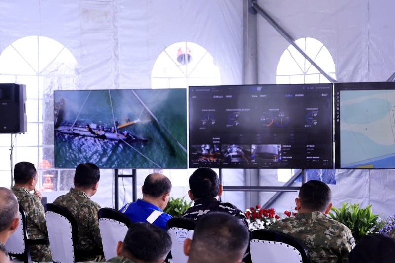 Menteri Pertahanan Republik Indonesia Sjafrie Sjamsoeddin menyaksikan langsung peluncuran dan uji coba penembakan torpedo Kapal Selam Otonomous (KSOT) di Koarmada II, Surabaya, pada Kamis (30/10/2025). Menteri Pertahanan Republik Indonesia Sjafrie Sjamsoeddin menyaksikan langsung peluncuran dan uji coba penembakan torpedo Kapal Selam Otonomous (KSOT) di Koarmada II, Surabaya, pada Kamis (30/10/2025). (Dok. Biro Infohan Setjen Kemhan)