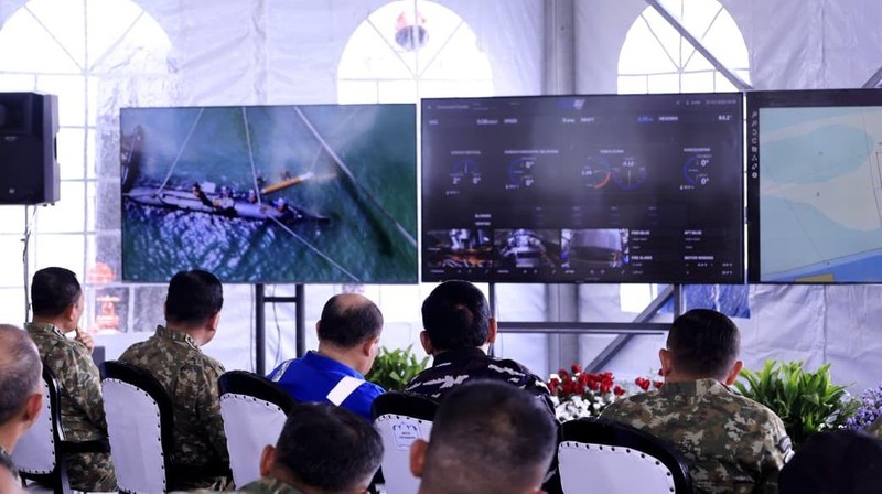 Menteri Pertahanan Republik Indonesia Sjafrie Sjamsoeddin menyaksikan langsung peluncuran dan uji coba penembakan torpedo Kapal Selam Otonomous (KSOT) di Koarmada II, Surabaya, pada Kamis (30/10/2025). Menteri Pertahanan Republik Indonesia Sjafrie Sjamsoeddin menyaksikan langsung peluncuran dan uji coba penembakan torpedo Kapal Selam Otonomous (KSOT) di Koarmada II, Surabaya, pada Kamis (30/10/2025). (Dok. Biro Infohan Setjen Kemhan)