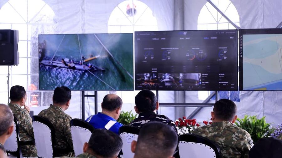 Menteri Pertahanan Republik Indonesia Sjafrie Sjamsoeddin menyaksikan langsung peluncuran dan uji coba penembakan torpedo Kapal Selam Otonomous (KSOT) di Koarmada II, Surabaya, pada Kamis (30/10/2025). Menteri Pertahanan Republik Indonesia Sjafrie Sjamsoeddin menyaksikan langsung peluncuran dan uji coba penembakan torpedo Kapal Selam Otonomous (KSOT) di Koarmada II, Surabaya, pada Kamis (30/10/2025). (Dok. Biro Infohan Setjen Kemhan)