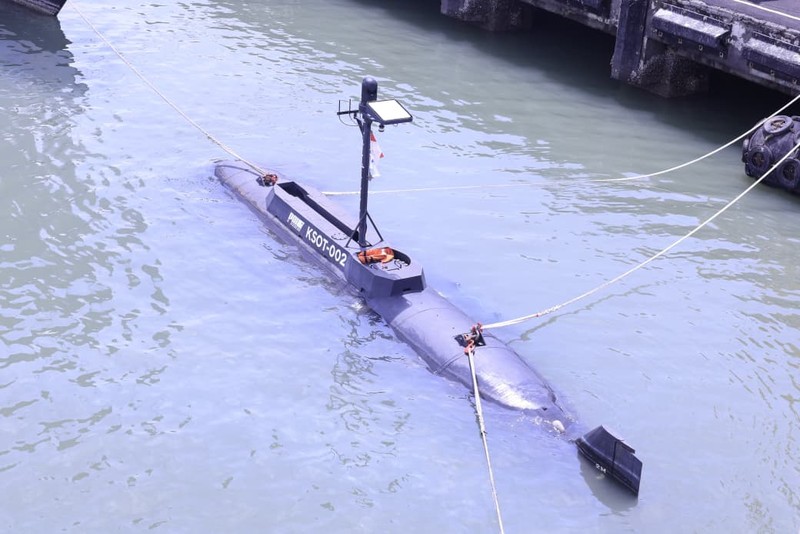 Menteri Pertahanan Republik Indonesia Sjafrie Sjamsoeddin menyaksikan langsung peluncuran dan uji coba penembakan torpedo Kapal Selam Otonomous (KSOT) di Koarmada II, Surabaya, pada Kamis (30/10/2025). Menteri Pertahanan Republik Indonesia Sjafrie Sjamsoeddin menyaksikan langsung peluncuran dan uji coba penembakan torpedo Kapal Selam Otonomous (KSOT) di Koarmada II, Surabaya, pada Kamis (30/10/2025). (Dok. Biro Infohan Setjen Kemhan)