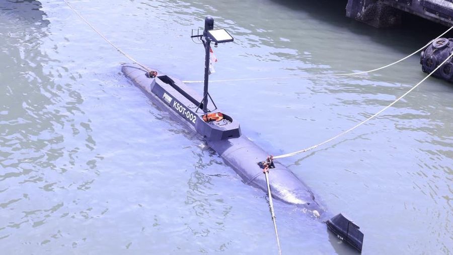 Menteri Pertahanan Republik Indonesia Sjafrie Sjamsoeddin menyaksikan langsung peluncuran dan uji coba penembakan torpedo Kapal Selam Otonomous (KSOT) di Koarmada II, Surabaya, pada Kamis (30/10/2025). Menteri Pertahanan Republik Indonesia Sjafrie Sjamsoeddin menyaksikan langsung peluncuran dan uji coba penembakan torpedo Kapal Selam Otonomous (KSOT) di Koarmada II, Surabaya, pada Kamis (30/10/2025). (Dok. Biro Infohan Setjen Kemhan)