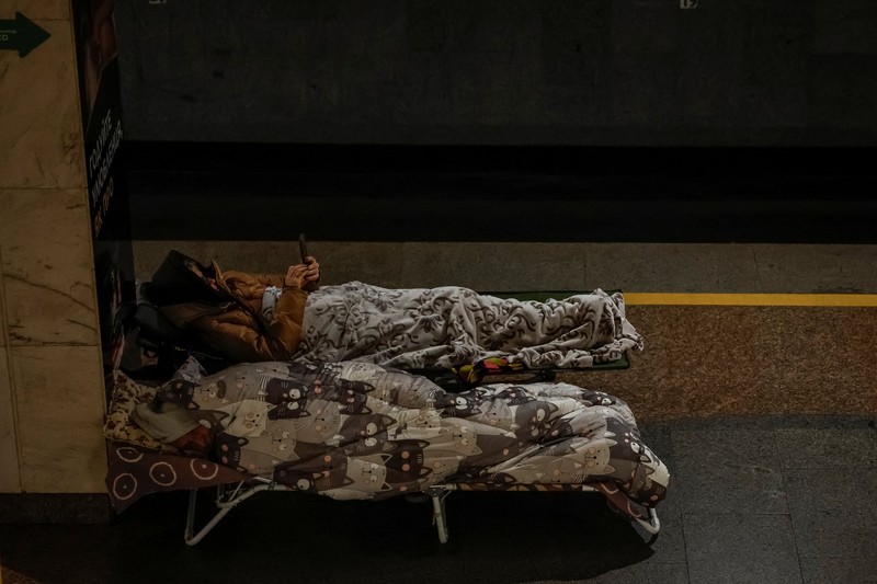 Orang-orang berlindung di dalam stasiun metro selama serangan rudal dan pesawat tak berawak Rusia, di tengah serangan Rusia terhadap Ukraina, di Kyiv, Ukraina, 30 Oktober 2025. Orang-orang berlindung di dalam stasiun metro selama serangan rudal dan pesawat tak berawak Rusia, di tengah serangan Rusia terhadap Ukraina, di Kyiv, Ukraina, 30 Oktober 2025. (REUTERS/Alina Smutko)