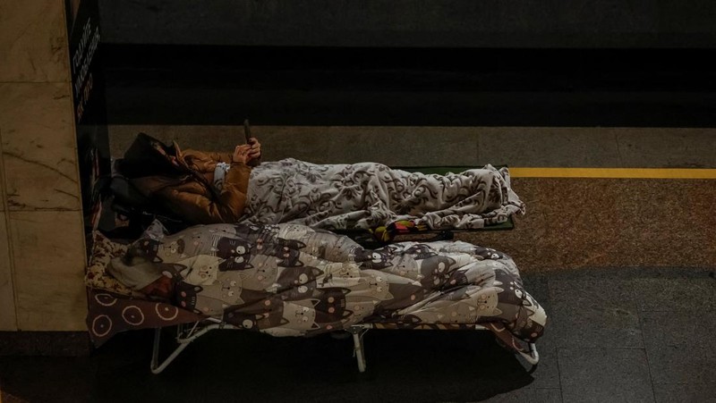 Orang-orang berlindung di dalam stasiun metro selama serangan rudal dan pesawat tak berawak Rusia, di tengah serangan Rusia terhadap Ukraina, di Kyiv, Ukraina, 30 Oktober 2025. Orang-orang berlindung di dalam stasiun metro selama serangan rudal dan pesawat tak berawak Rusia, di tengah serangan Rusia terhadap Ukraina, di Kyiv, Ukraina, 30 Oktober 2025. (REUTERS/Alina Smutko)