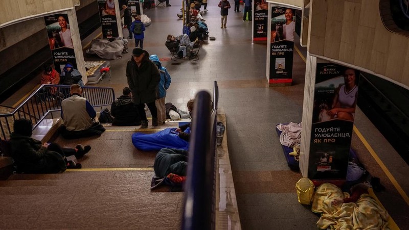 Orang-orang berlindung di dalam stasiun metro selama serangan rudal dan pesawat tak berawak Rusia, di tengah serangan Rusia terhadap Ukraina, di Kyiv, Ukraina, 30 Oktober 2025. Orang-orang berlindung di dalam stasiun metro selama serangan rudal dan pesawat tak berawak Rusia, di tengah serangan Rusia terhadap Ukraina, di Kyiv, Ukraina, 30 Oktober 2025. (REUTERS/Alina Smutko)