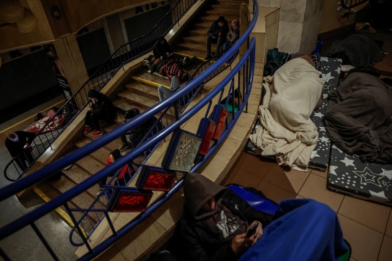 Orang-orang berlindung di dalam stasiun metro selama serangan rudal dan pesawat tak berawak Rusia, di tengah serangan Rusia terhadap Ukraina, di Kyiv, Ukraina, 30 Oktober 2025. Orang-orang berlindung di dalam stasiun metro selama serangan rudal dan pesawat tak berawak Rusia, di tengah serangan Rusia terhadap Ukraina, di Kyiv, Ukraina, 30 Oktober 2025. (REUTERS/Alina Smutko)
