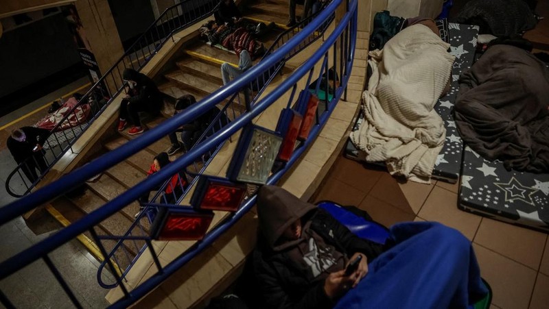 Orang-orang berlindung di dalam stasiun metro selama serangan rudal dan pesawat tak berawak Rusia, di tengah serangan Rusia terhadap Ukraina, di Kyiv, Ukraina, 30 Oktober 2025. Orang-orang berlindung di dalam stasiun metro selama serangan rudal dan pesawat tak berawak Rusia, di tengah serangan Rusia terhadap Ukraina, di Kyiv, Ukraina, 30 Oktober 2025. (REUTERS/Alina Smutko)