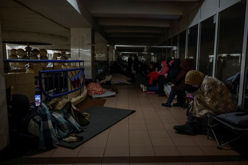 Orang-orang berlindung di dalam stasiun metro selama serangan rudal dan pesawat tak berawak Rusia, di tengah serangan Rusia terhadap Ukraina, di Kyiv, Ukraina, 30 Oktober 2025. Orang-orang berlindung di dalam stasiun metro selama serangan rudal dan pesawat tak berawak Rusia, di tengah serangan Rusia terhadap Ukraina, di Kyiv, Ukraina, 30 Oktober 2025. (REUTERS/Alina Smutko)