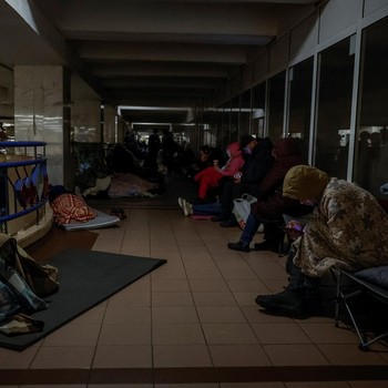 Putin Menggila Bombardir Kyiv, Warga Berlindung di Stasiun Bawah Tanah