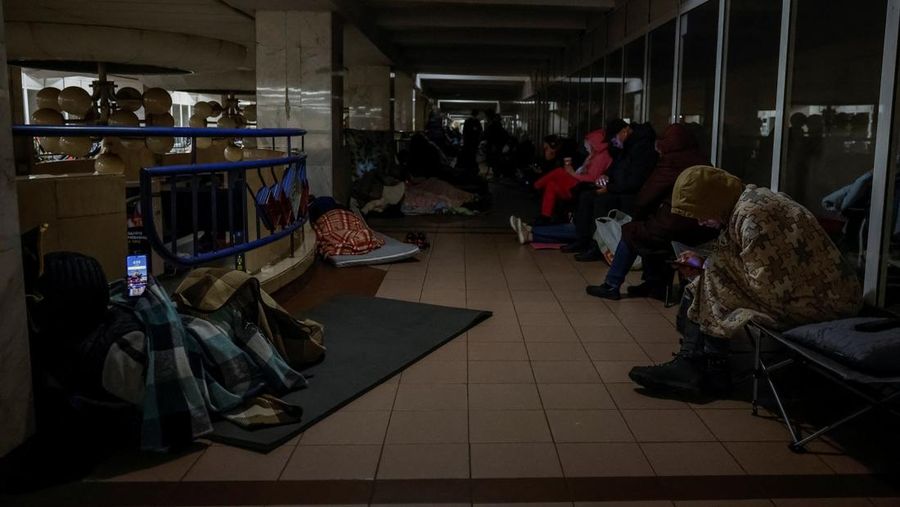 Orang-orang berlindung di dalam stasiun metro selama serangan rudal dan pesawat tak berawak Rusia, di tengah serangan Rusia terhadap Ukraina, di Kyiv, Ukraina, 30 Oktober 2025. Orang-orang berlindung di dalam stasiun metro selama serangan rudal dan pesawat tak berawak Rusia, di tengah serangan Rusia terhadap Ukraina, di Kyiv, Ukraina, 30 Oktober 2025. (REUTERS/Alina Smutko)