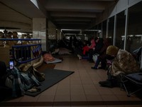 Putin Menggila Bombardir Kyiv, Warga Berlindung di Stasiun Bawah Tanah