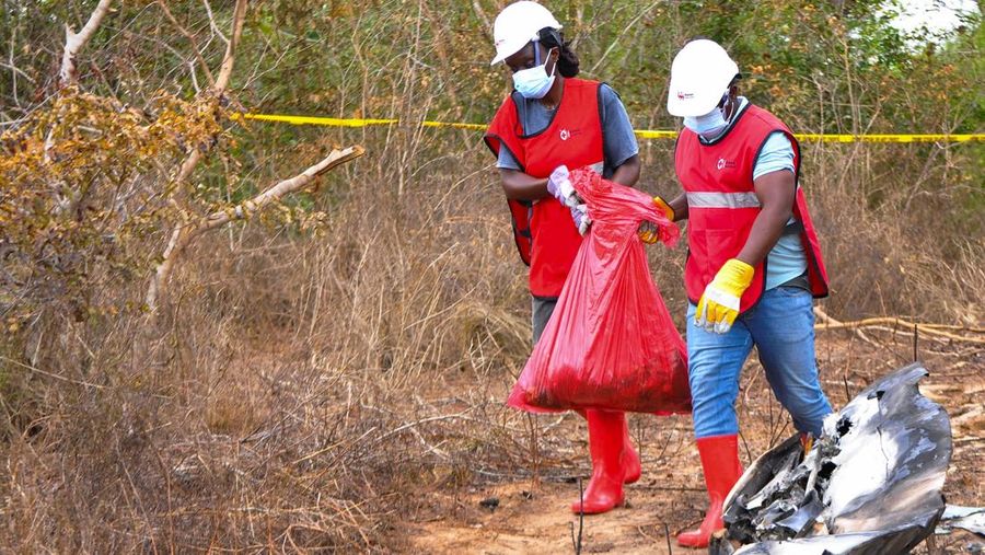Seorang penyelidik kecelakaan udara memeriksa reruntuhan pesawat 5Y-CCA yang dioperasikan oleh Mombasa Air Safari, yang jatuh dengan penumpang di dalamnya dalam perjalanan dari Diani ke Kichwa Tembo, di daerah Tsimba Golini di Kabupaten Kwale, Kenya, 29 Oktober 2025. (REUTERS/Laban Walloga)