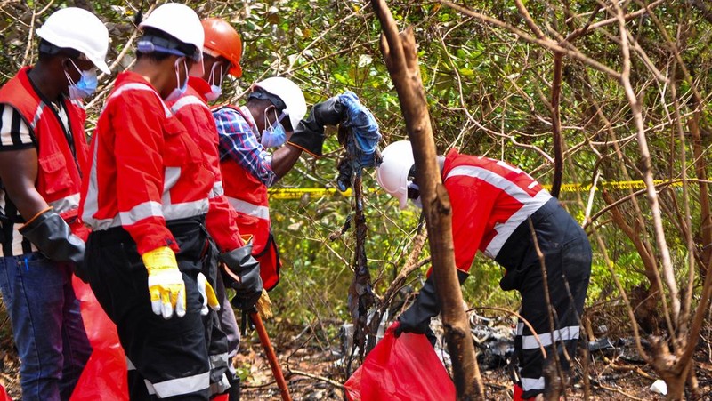 Seorang penyelidik kecelakaan udara memeriksa reruntuhan pesawat 5Y-CCA yang dioperasikan oleh Mombasa Air Safari, yang jatuh dengan penumpang di dalamnya dalam perjalanan dari Diani ke Kichwa Tembo, di daerah Tsimba Golini di Kabupaten Kwale, Kenya, 29 Oktober 2025. Seorang penyelidik kecelakaan udara memeriksa reruntuhan pesawat 5Y-CCA yang dioperasikan oleh Mombasa Air Safari, yang jatuh dengan penumpang di dalamnya dalam perjalanan dari Diani ke Kichwa Tembo, di daerah Tsimba Golini di Kabupaten Kwale, Kenya, 29 Oktober 2025. (REUTERS/Laban Walloga)
