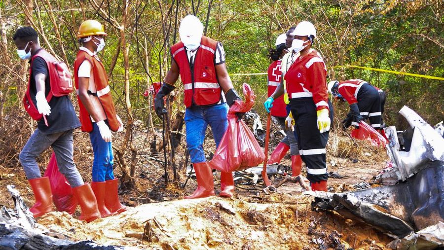 Seorang penyelidik kecelakaan udara memeriksa reruntuhan pesawat 5Y-CCA yang dioperasikan oleh Mombasa Air Safari, yang jatuh dengan penumpang di dalamnya dalam perjalanan dari Diani ke Kichwa Tembo, di daerah Tsimba Golini di Kabupaten Kwale, Kenya, 29 Oktober 2025. (REUTERS/Laban Walloga)