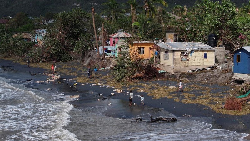 Pemandangan drone kerusakan rumah-rumah pesisir setelah Badai Melissa menerjang daratan, di Alligator Pond, Jamaika, 29 Oktober 2025. Pemandangan drone kerusakan rumah-rumah pesisir setelah Badai Melissa menerjang daratan, di Alligator Pond, Jamaika, 29 Oktober 2025. (REUTERS/Maria Alejandra Cardona)