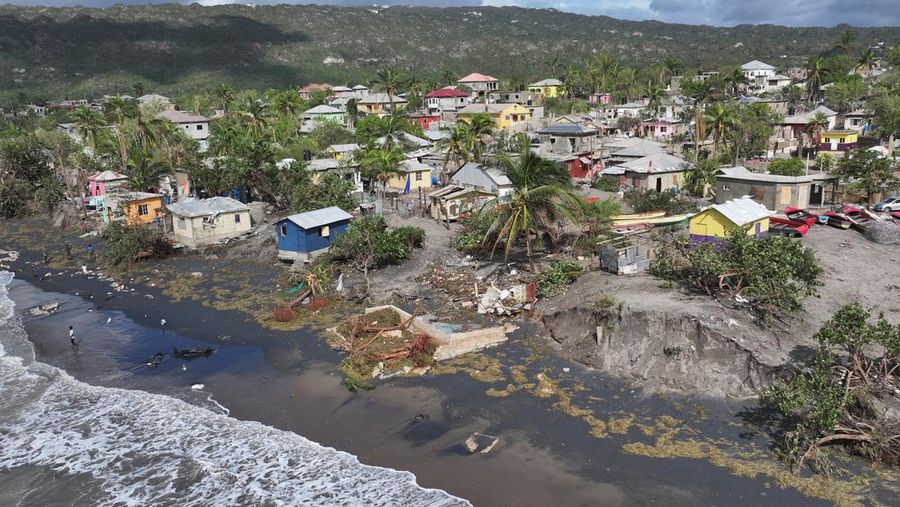 Pemandangan drone kerusakan rumah-rumah pesisir setelah Badai Melissa menerjang daratan, di Alligator Pond, Jamaika, 29 Oktober 2025. Pemandangan drone kerusakan rumah-rumah pesisir setelah Badai Melissa menerjang daratan, di Alligator Pond, Jamaika, 29 Oktober 2025. (REUTERS/Maria Alejandra Cardona)