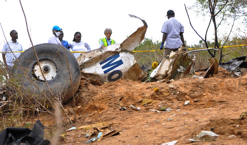 Seorang penyelidik kecelakaan udara memeriksa reruntuhan pesawat 5Y-CCA yang dioperasikan oleh Mombasa Air Safari, yang jatuh dengan penumpang di dalamnya dalam perjalanan dari Diani ke Kichwa Tembo, di daerah Tsimba Golini di Kabupaten Kwale, Kenya, 29 Oktober 2025. Seorang penyelidik kecelakaan udara memeriksa reruntuhan pesawat 5Y-CCA yang dioperasikan oleh Mombasa Air Safari, yang jatuh dengan penumpang di dalamnya dalam perjalanan dari Diani ke Kichwa Tembo, di daerah Tsimba Golini di Kabupaten Kwale, Kenya, 29 Oktober 2025. (REUTERS/Laban Walloga)