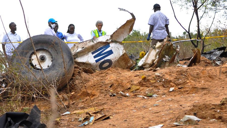 Seorang penyelidik kecelakaan udara memeriksa reruntuhan pesawat 5Y-CCA yang dioperasikan oleh Mombasa Air Safari, yang jatuh dengan penumpang di dalamnya dalam perjalanan dari Diani ke Kichwa Tembo, di daerah Tsimba Golini di Kabupaten Kwale, Kenya, 29 Oktober 2025. (REUTERS/Laban Walloga)