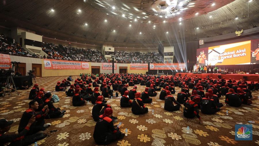 Ribuan buruh memadati Aula JCC Senayan, Jakarta, Kamis (30/10/2025), untuk mengikuti konsolidasi nasional serikat pekerja. Berbeda dari aksi demonstrasi pada umumnya yang digelar di jalanan, kali ini para buruh memilih melangsungkan aksinya di dalam ruangan. (CNBC Indonesia/Tri Susilo)
