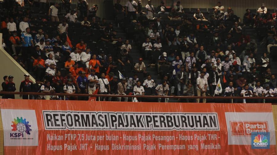 Ribuan buruh memadati Aula JCC Senayan, Jakarta, Kamis (30/10/2025), untuk mengikuti konsolidasi nasional serikat pekerja. Berbeda dari aksi demonstrasi pada umumnya yang digelar di jalanan, kali ini para buruh memilih melangsungkan aksinya di dalam ruangan. (CNBC Indonesia/Tri Susilo)